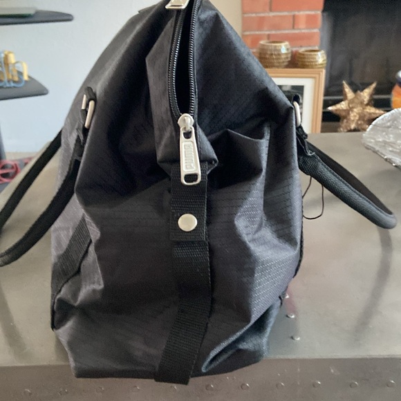 Puma tote bag. Can be used as a gym bag or a trip to the grocery store. - Picture 5 of 9